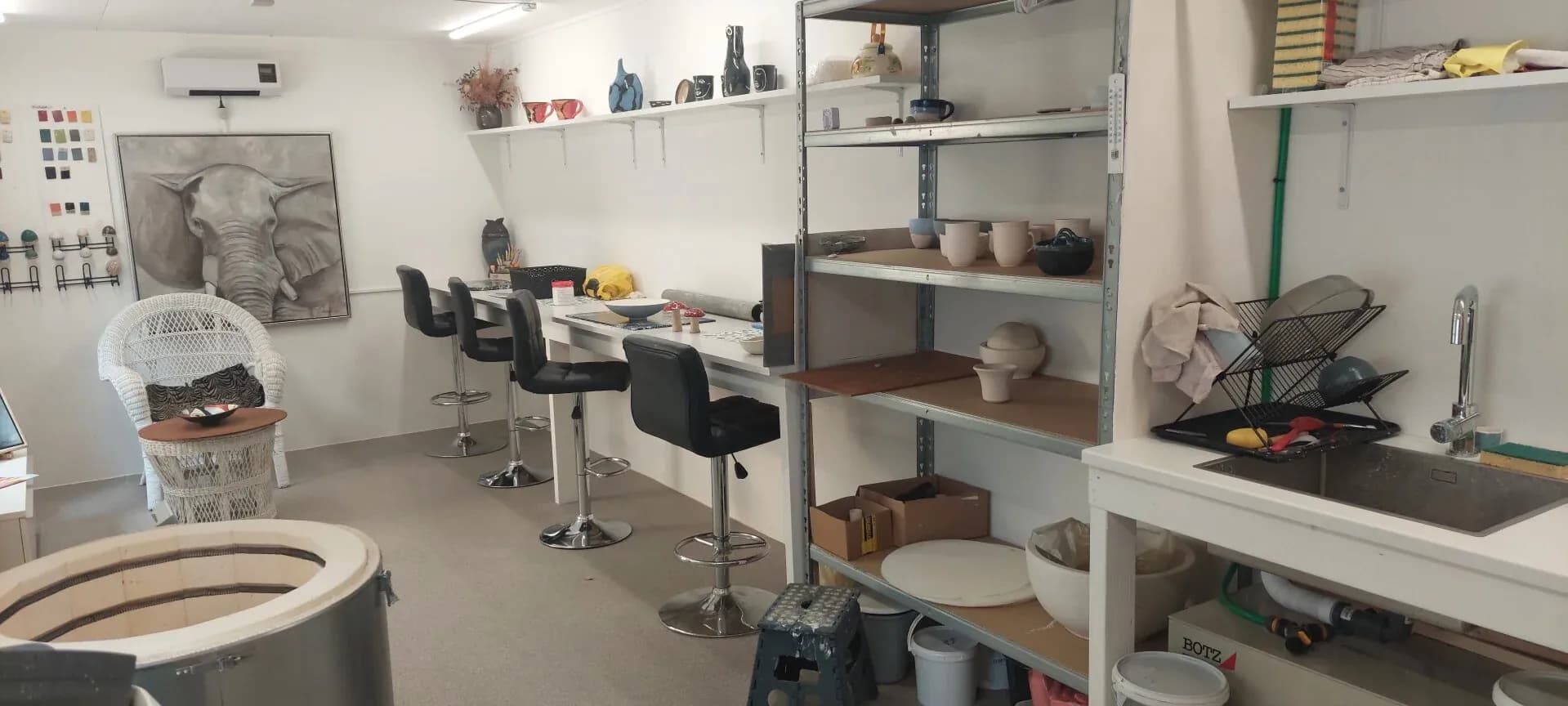 Keramikværkstedet i Veksø med arbejdsborde, ler og stole klar til kursus