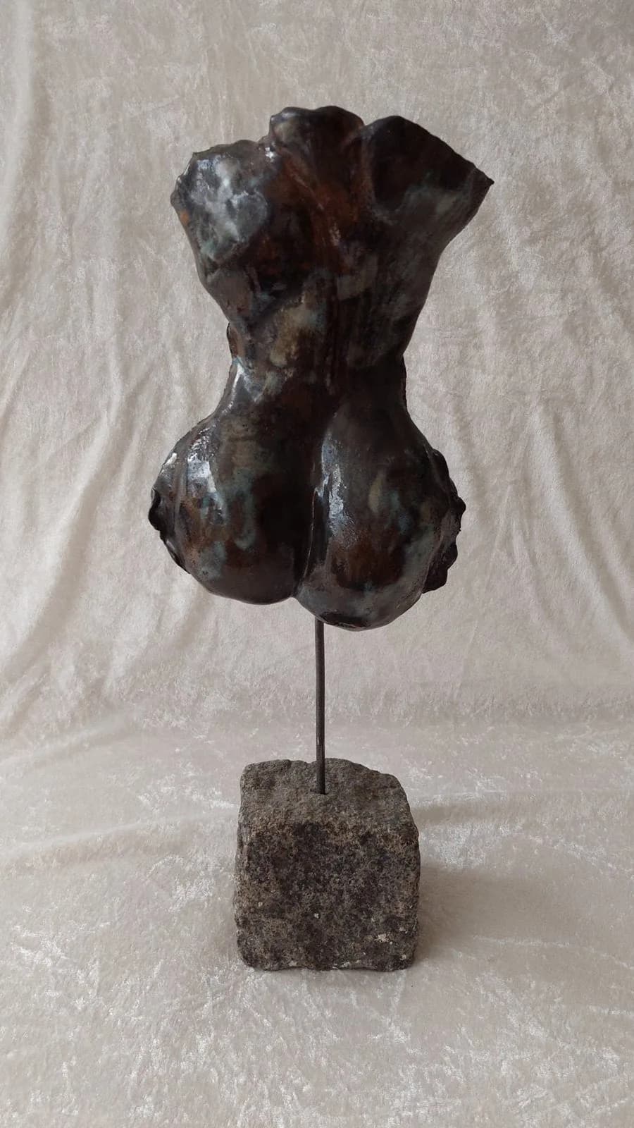 Torso – keramikskulptur på granitsokkel