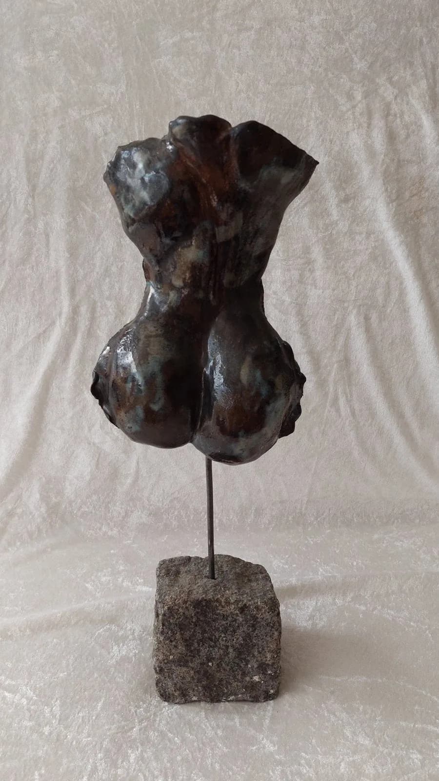 Torso – keramikskulptur på granitsokkel