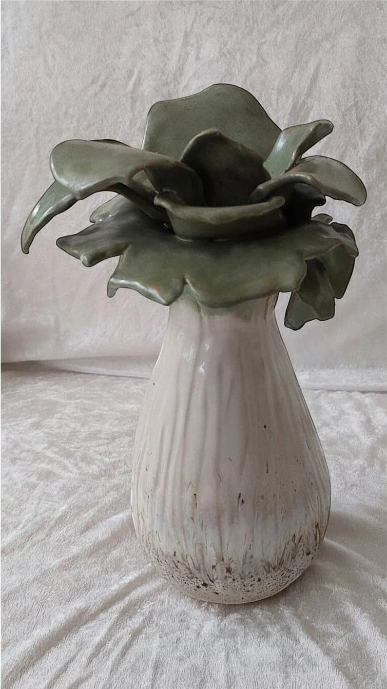 Joannas Keramik Bladkrone vase i stentøj med lys glaseret fod og grønne bladformede detaljer