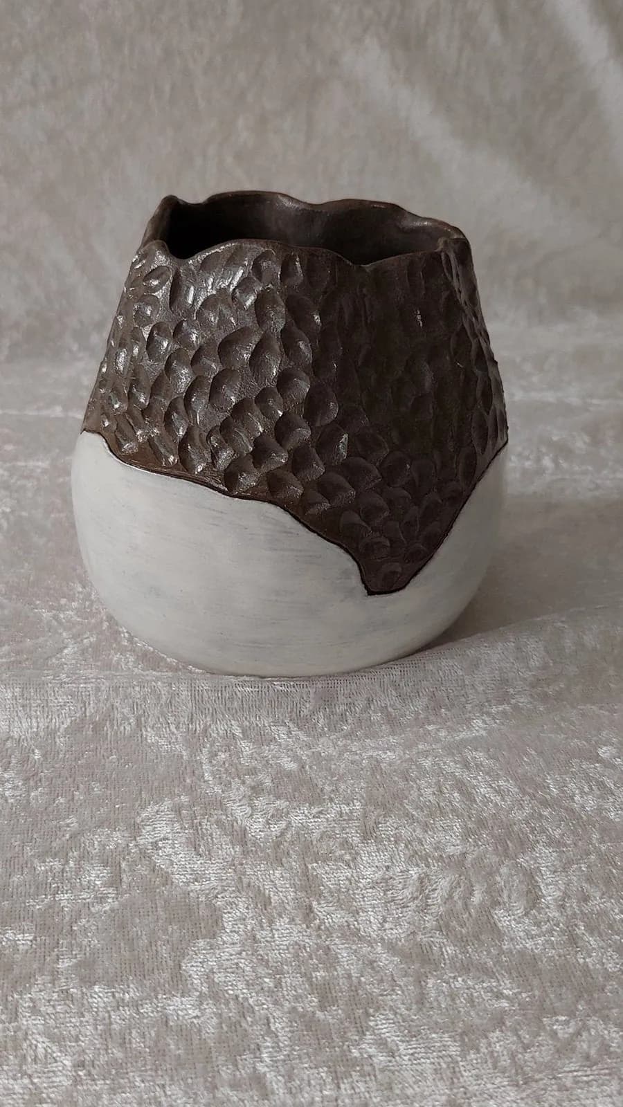 Agern – vase i hvid og bronze Agern – vase i hvid og bronze